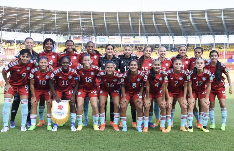 Yurani65600305's tweet photo. Primera vez en la historia llegamos a un final mundial, que más queremos?
Orgullo es lo que siento por estas niñas guerreras. #MujeresALaCancha https://t.co/v8XFjhgH2t
