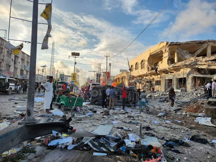 samahmubarak13's tweet photo. يكرهون الحياة ويحبون الموت تفجير إرهابي لحركة الشباب خلف وراءه ١٠٠ قتيل و ٣٠٠ جريح والآن حملة عاجلة للمتبرعين بالدم على رأسها الرئيس الصومالي وتكاتف شعبي لإزالة أنقاض الانفجار في رسالة لكل إرهابي
"نحن شعب يحب الحياة ما استطاع إليها سبيلا" 

#الصومال
#تفجير_مقديشو_الإرهابي https://t.co/Heh8PEoRwC