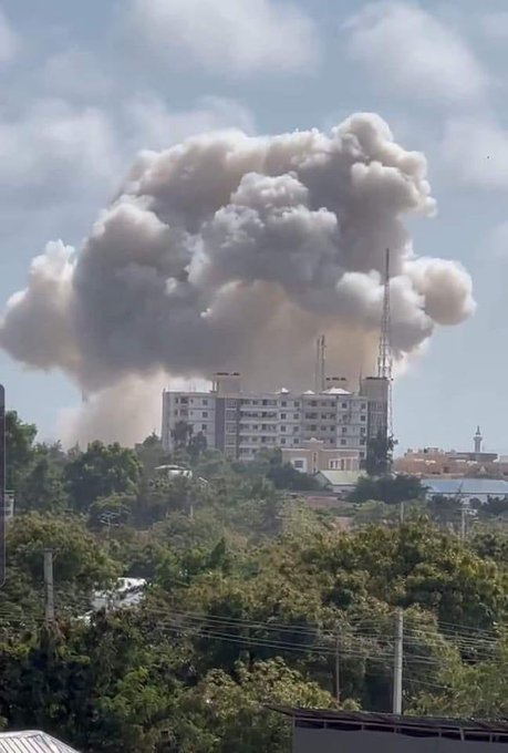 samahmubarak13's tweet photo. يكرهون الحياة ويحبون الموت تفجير إرهابي لحركة الشباب خلف وراءه ١٠٠ قتيل و ٣٠٠ جريح والآن حملة عاجلة للمتبرعين بالدم على رأسها الرئيس الصومالي وتكاتف شعبي لإزالة أنقاض الانفجار في رسالة لكل إرهابي
"نحن شعب يحب الحياة ما استطاع إليها سبيلا" 

#الصومال
#تفجير_مقديشو_الإرهابي https://t.co/Heh8PEoRwC