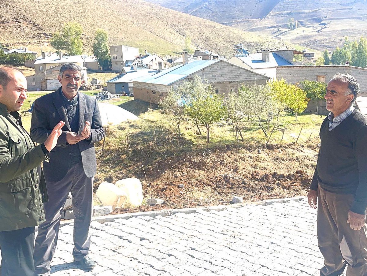 GeorgeEdgagi's tweet photo. Vatandaşlarımızı toz ve çamur derdinden kurtarabilmek için kilittaşı döşediğimiz güzergahlarda incelemelerde bulunduk. https://t.co/ayfVpR4ycP