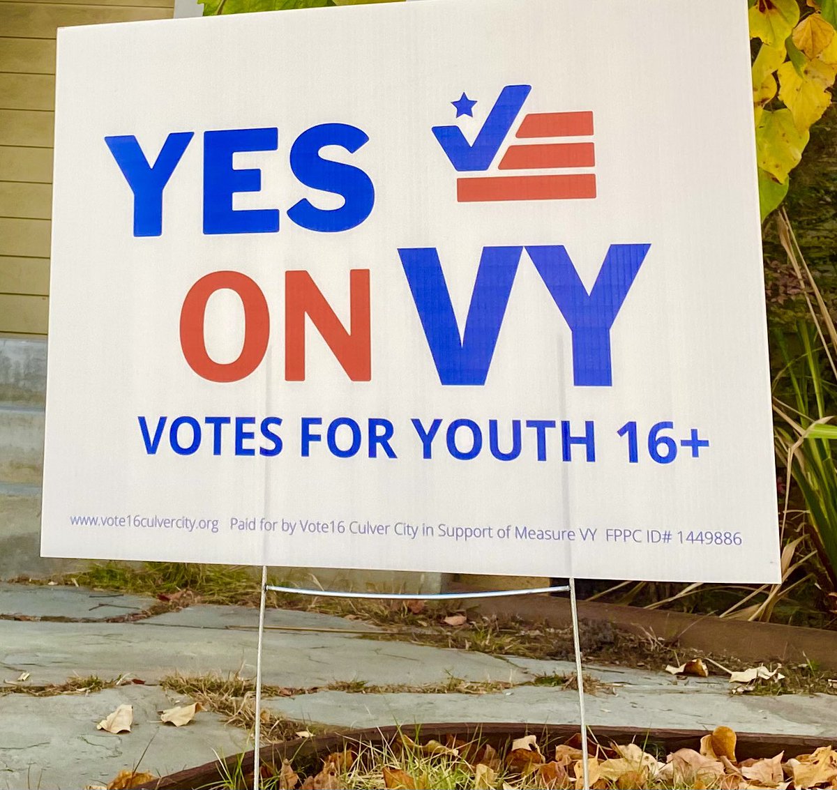 DanMirvish's tweet photo. Proud to show our support for #MeasureYV in #CulverCity! Congrats to all the students at @Vote16CC who’ve been working on this for years. Voting at 16 habituates youth to vote in hometowns before they leave for college, etc. Good for democracy. @Vote16USA https://t.co/4BIIyDjMJP