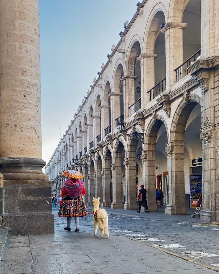 Domingo por las hermosas calles de Arequipa. 📸:@voirlemondeavecnous Igers Perú