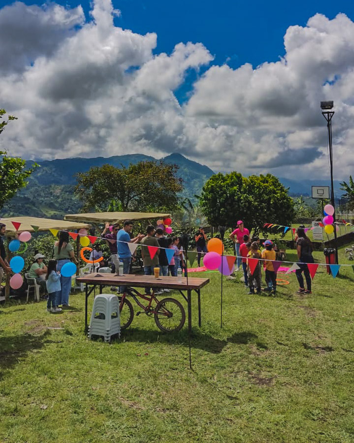 reunioncolombia's tweet photo. Pasándola bien en el Festival de Niños en el Café el Refugio.

#ArmeniaCO #Quindío https://t.co/CnQKX6Kf5G