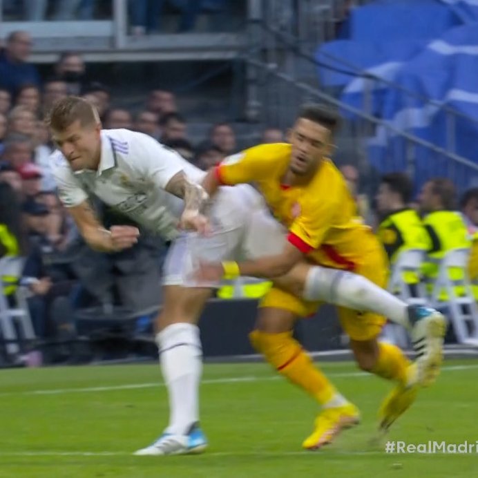 Zona_Blaugrana's tweet photo. Kroos lesiona a Yan Couto, ¿hoy no hay que proteger a los futbolistas? 🤔 https://t.co/tIskIEUoCE