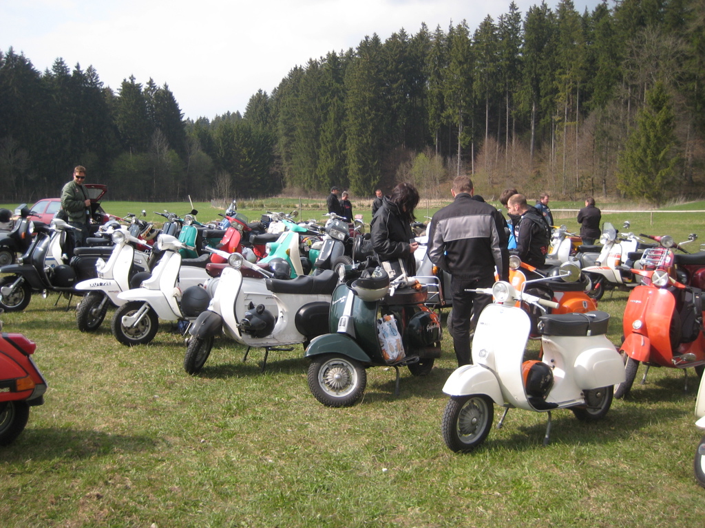 Vespa Abrollern 2013 #abrollern2013 #vespaabrollern2013 der weiße vorne, war meiner :-)
#vespa #scooter #vespatrour #vtm