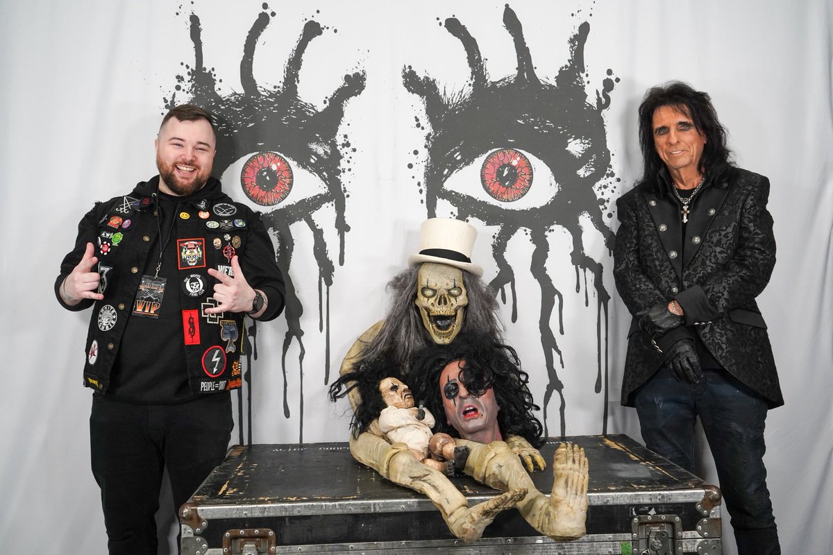 THE_GREG13's tweet photo. Got to meet @alicecooper lastnight! So cool to finally meet him! I walked in and bowed to him and he says "You may stand" in that voice only Alice can do. So much fun!
@alicecooper
#alicecooper #alicecoopervip #schoolsout #coop #DallasTX https://t.co/4aQ4ew9dpn