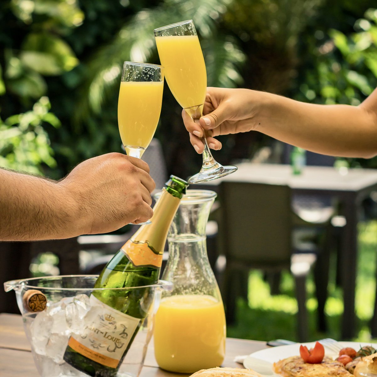 ¡No importa el motivo! Importa que brindes con Mimosas disfrutando de tu desayuno favorito, en la #NuevaCasaBF. Hoy domingo te atendemos con desayunos todo el día, hasta las 6pm.