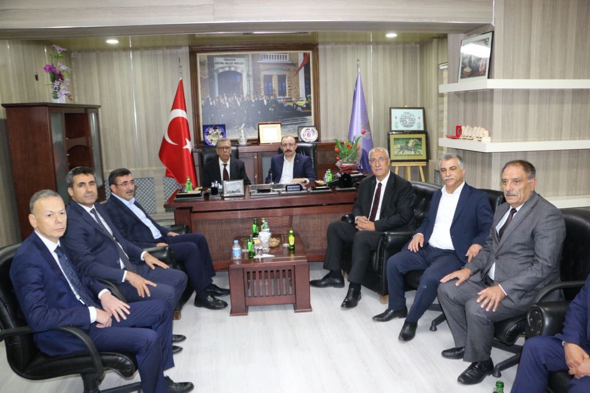 Sn Bakanımız @mehmedmus ile AK Parti Bingöl Teşkilatını ziyaret ettik. Ardından Esnaf Odalarında istişarelerde bulunduk. Sn Bakanımıza ve ekibine teşekkür ediyor, ziyaretlerinin hayırlara vesile olmasını diliyorum.