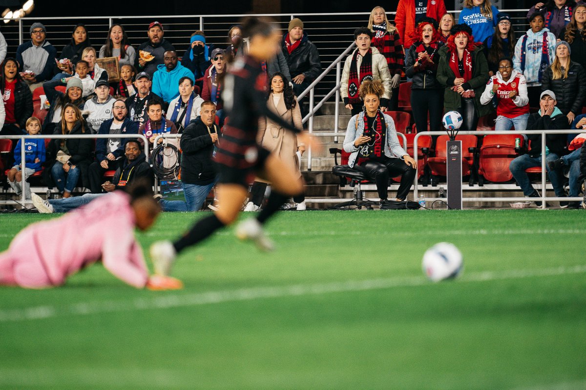 kb_202_'s tweet photo. Was really annoyed I got this shot out of focus but the crowd reactions are great lol https://t.co/qgzc3UZyrP