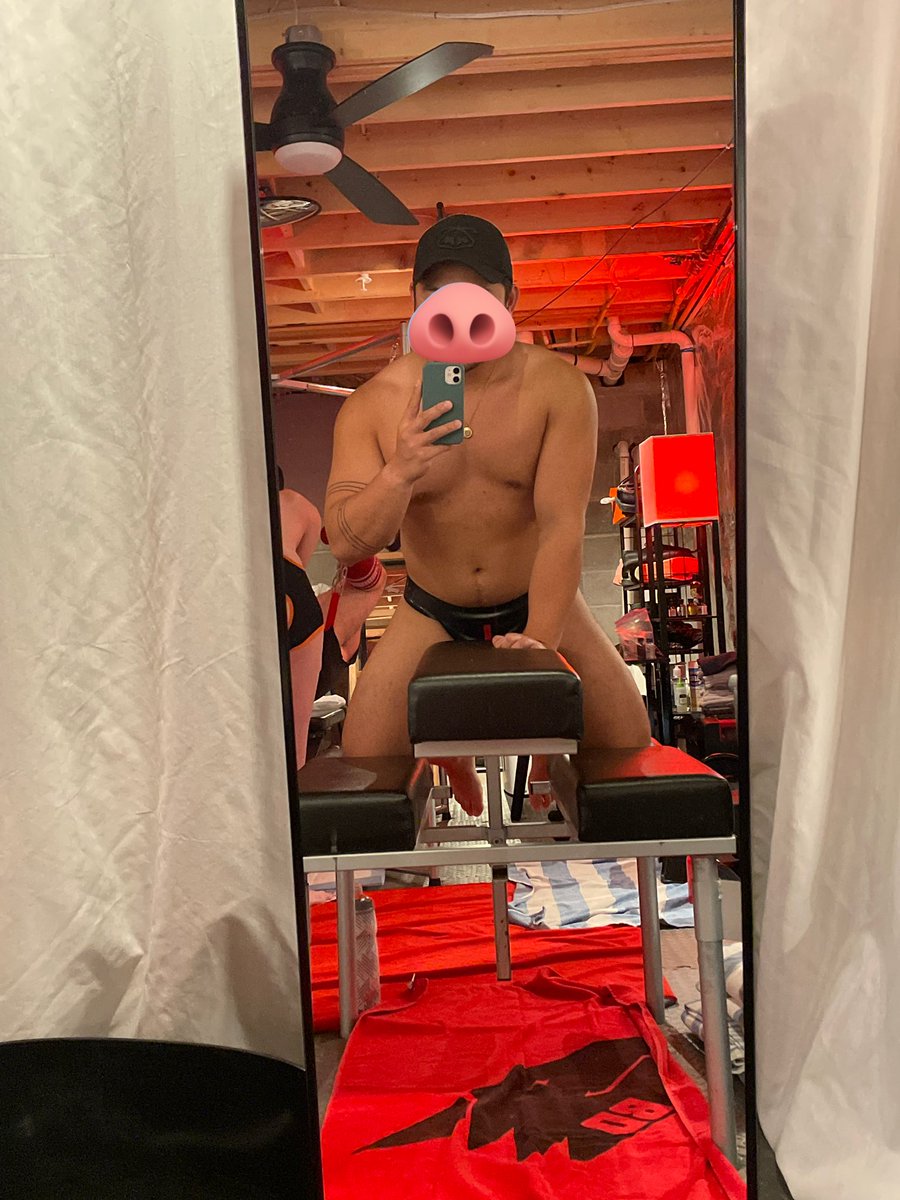 We had to warm up the day before we head over to <a href="/ffausten20/">FFäusten (18+)</a> #ffisttea party tonight at <a href="/GayEthicalSlut/">GayEthicalSlut</a> play space. <a href="/bad_dragon/">Bad Dragon</a> for keeping us loose and covered 😏 check out @bboysub2 opening up <a href="/nerdy_f/">NerdyFFunXXX</a> for the vibe behind me.