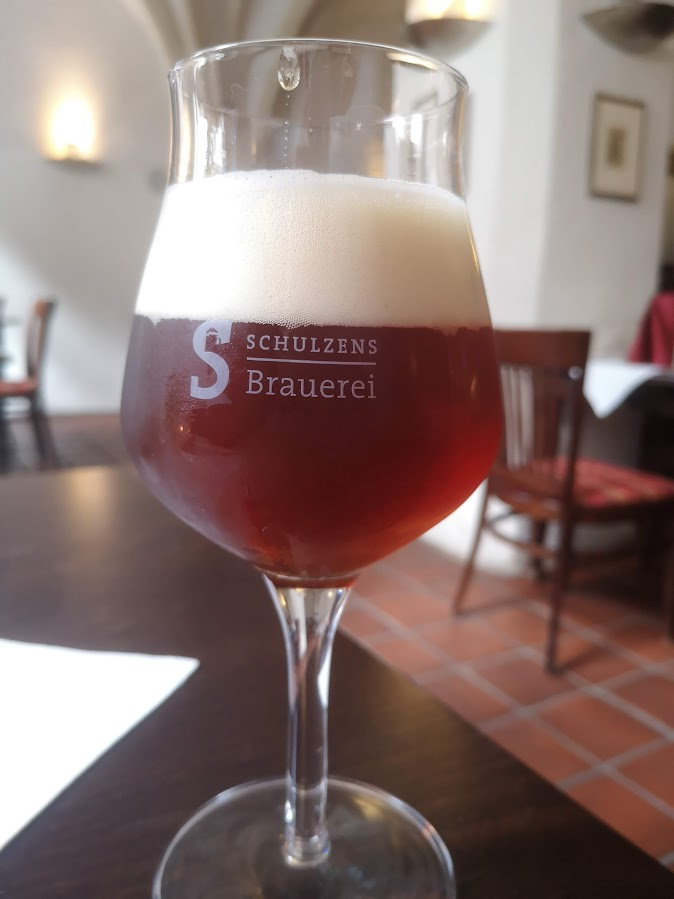 TheGreenWalter's tweet photo. Reformatorische Einfachheit. Strenge, intellektuelle Frische.  Kein Hopfen randaliert. Die Kohlensäure gelehrt, nicht proletarisch. Schlichtung in Malz. Das Melanchthon unter den Bieren. Schmeckt auch mit dem Blick zum Himmel. 

#Biertest 

Getestet in Wittenberg https://t.co/YfCInyU11o