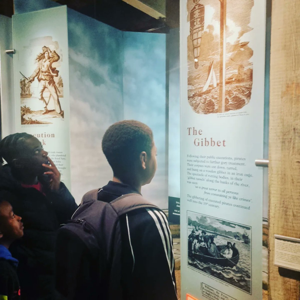 CHAYSESBookClub's tweet photo. Last week we welcomed some new members to our book club with a session at the London Docklands Museum for Black History Month. The  boys were energetic, inquisitive and confident to read aloud. The were each gifted a Nipsey Hussle book and of course we had a bite to eat 📚🍗😊 https://t.co/lAWpW6SEie