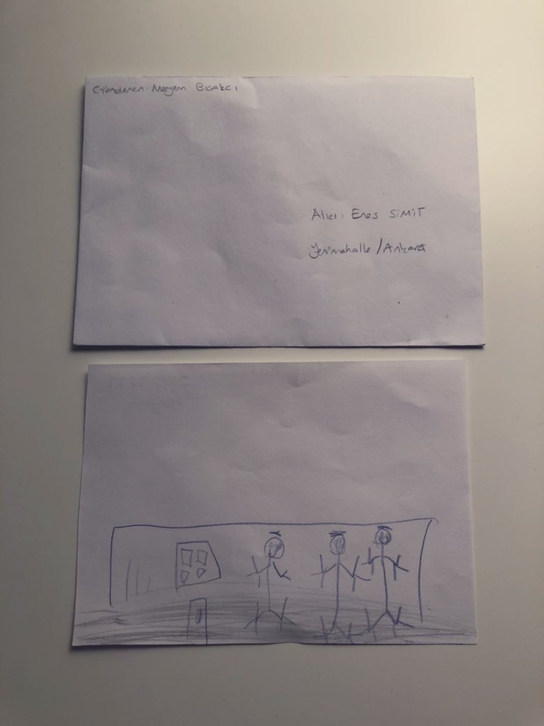Yeğenim Meryem (5) benim için bişeyler çizmiş ve annesi ile beraber zarfa koyup bana göndermişler. Resimde ben kütüphanedeymişim. Hep kütüphaneye gidip çalıştığım için beni böyle resmetmiş. Tezi böyle böyle bitiricez inşş