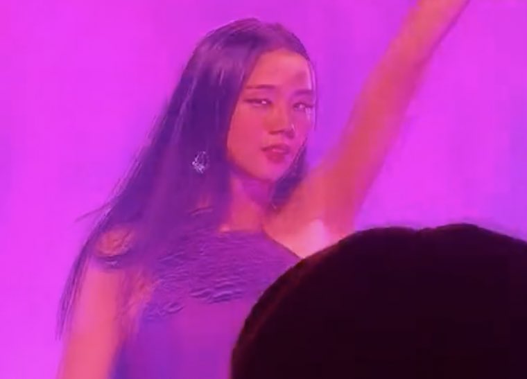 jichusworld's tweet photo. jisoo’s beauty is unreal https://t.co/W5UobxVxoU