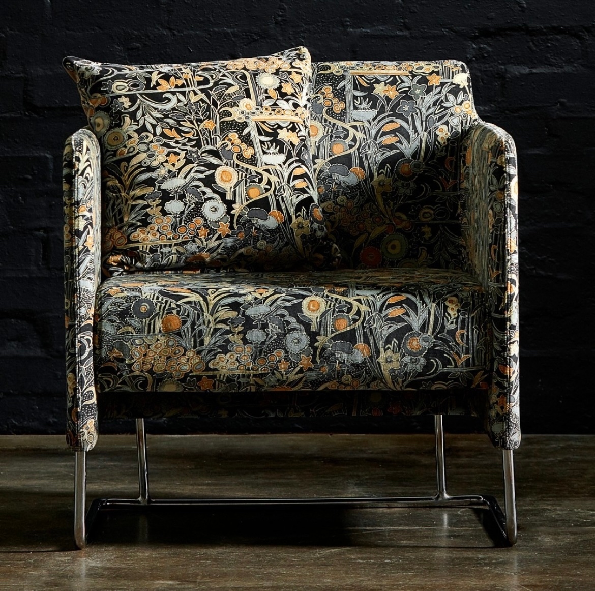 Moody hues meet refined luxury with @designarchives’ arts and crafts inspired Tiffany Onyx printed velvet fabric. 

l8r.it/Loqp
​​​​​​​​​​​​​​​​
#thedesignarchives #thelistbyhouseandgarden   #interiortextiles #interiordecor #interieurinspirate #britishinteriors