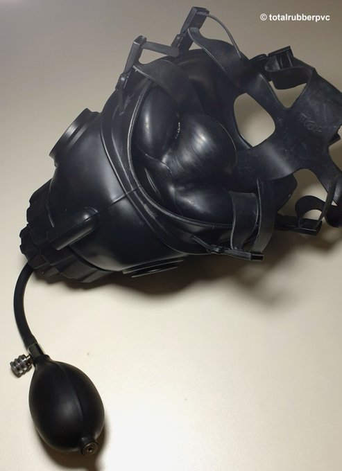 peter25799's tweet photo. Eine Geile Maske . Dazu Poppers und ganz wichtig Fixierung 😈😈😈😈😈 https://t.co/P9RogDTDrS