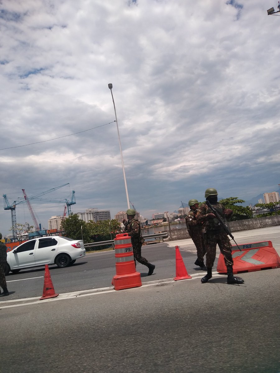 URGENTE! O exército fazendo BLITZ agora na Ponte Rio-Niterói.

Isso tem nome.

GOLPE DE ESTADO.