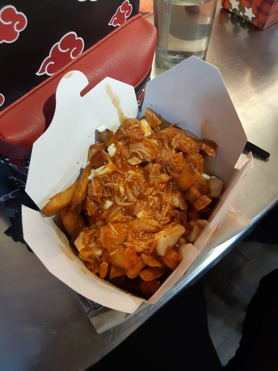 NyamineArt's tweet image. Got pulled pork poutine at smokes :3 they&apos;ve only got four kinds right now to make it quicker. #halcon2022