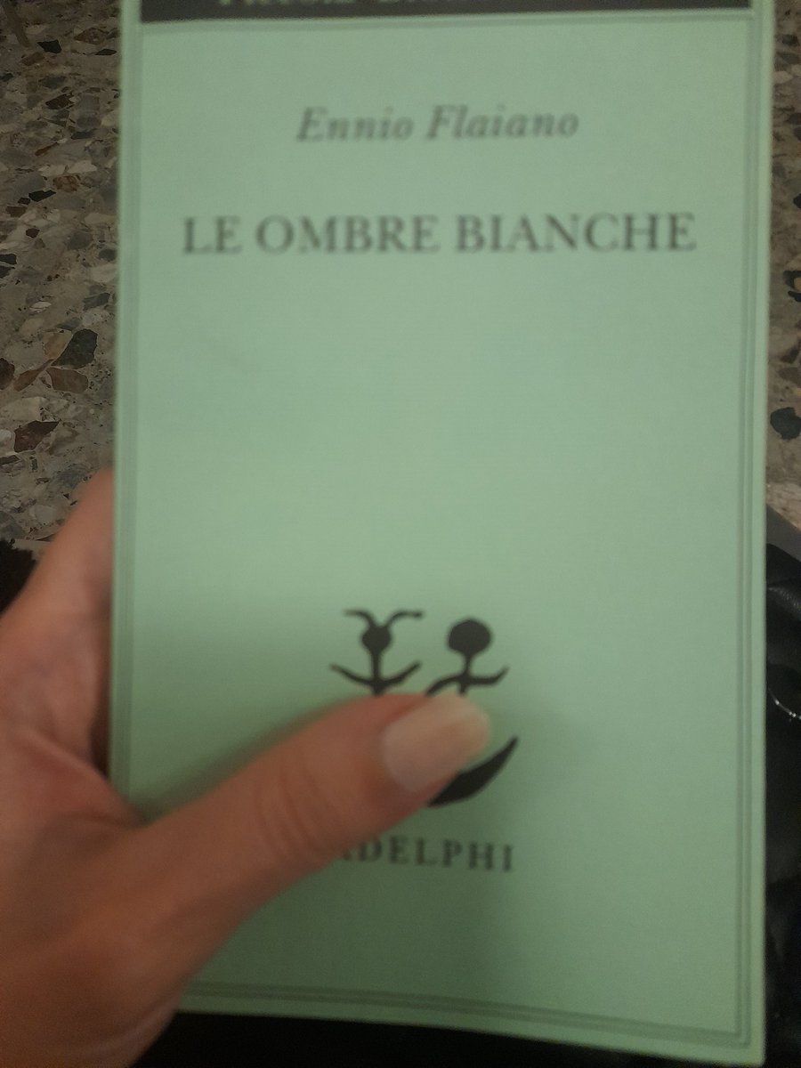 ValentinaErasmo's tweet photo. Da alcuni anni, faccio sempre piu' fatica a trovare la concentrazione e il tempo per letture "altre" rispetto a quelle strettamente legate alla mia ricerca.

Ieri ho voluto concedermi questo, pero'. E voi, riuscite a conciliare la lettura di "piacere" con quella di "dovere"?#book https://t.co/9kWn3RsmtF