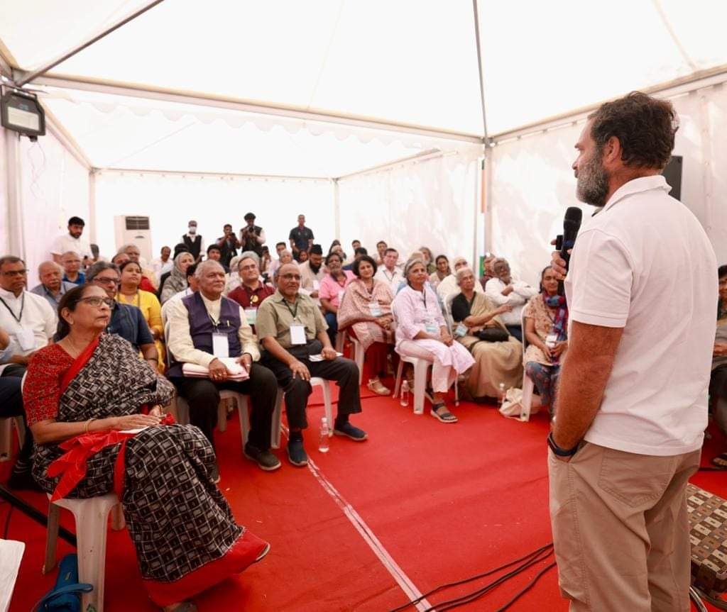 TheIndusNews's tweet photo. राहुल गांधी ने आज तेलंगाना के सिविल सोसाइटी के सदस्यों के साथ बातचीत की

इस दौरान राहुल गांधी ने कहा कि राष्ट्र निर्माण में उनके ज्ञान और अनुभव का बहुत महत्व है और हमे उन्हें सुनना चाहिए और उनके अनुभव से सीखना चाहिए
@RahulGandhi @Ravalkalpesh_s @rajanipatil_in @RamanBhalla_ @ANI https://t.co/wPyOmS81I3