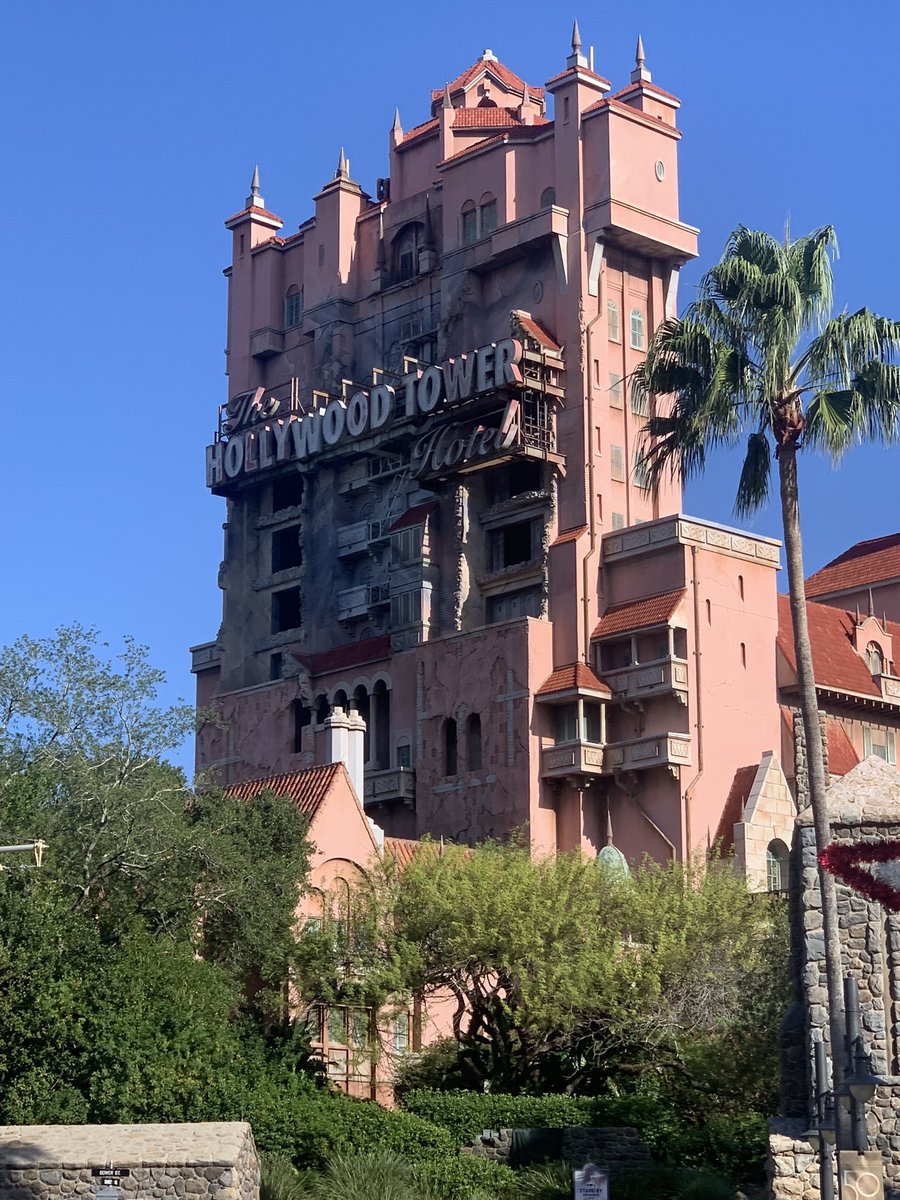 OFFSIDETALK's tweet photo. First park day has not disappointed one bit cheers everyone. #LeafsForever #hocketwitter #NHL #DisneyWorld https://t.co/rO86BZwtvP