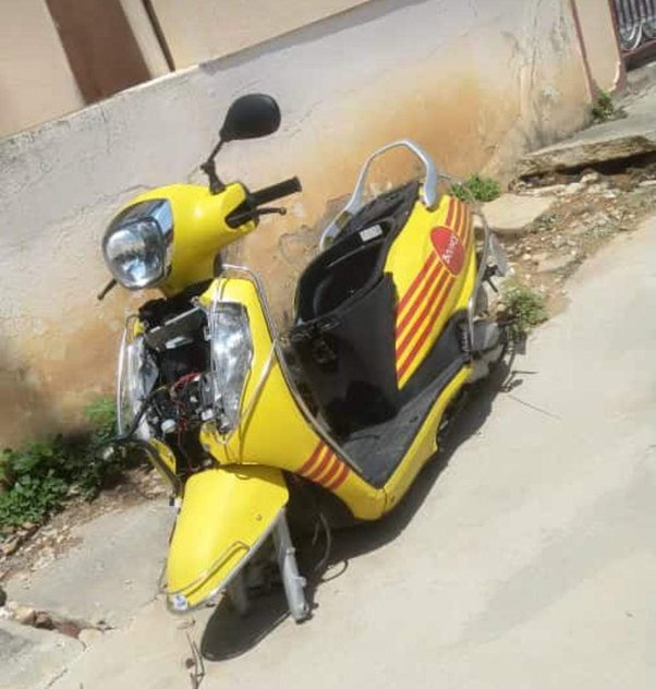AfternoonstarUs's tweet photo. Not only the helmets, people begin to "Naked" the Bikes. Stealing tyres, lights, batteries and everything attached to the bikes https://t.co/q3vU929GAd