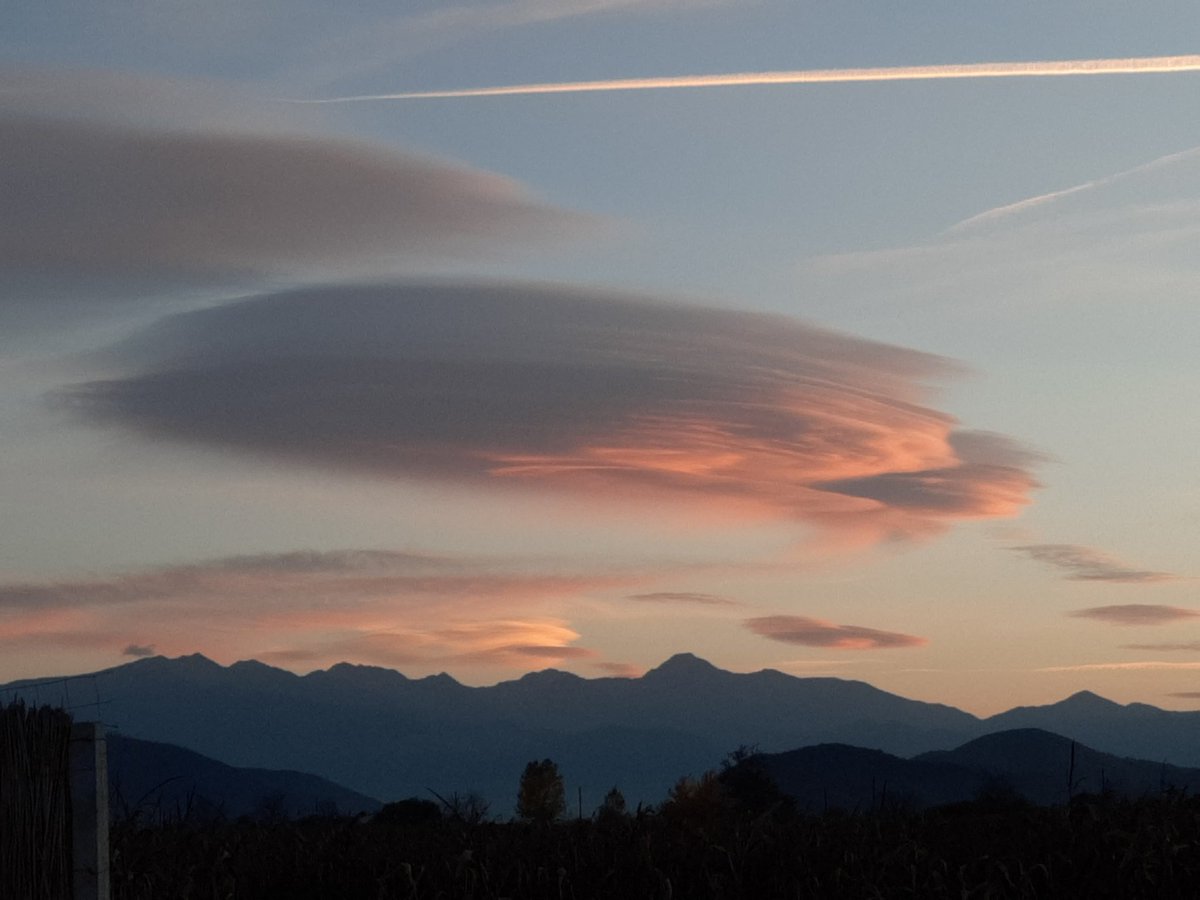 twisterdeva's tweet photo. Lenticular clouds above Retezat mountains in Romania #StormHour https://t.co/kzOWWejo2I