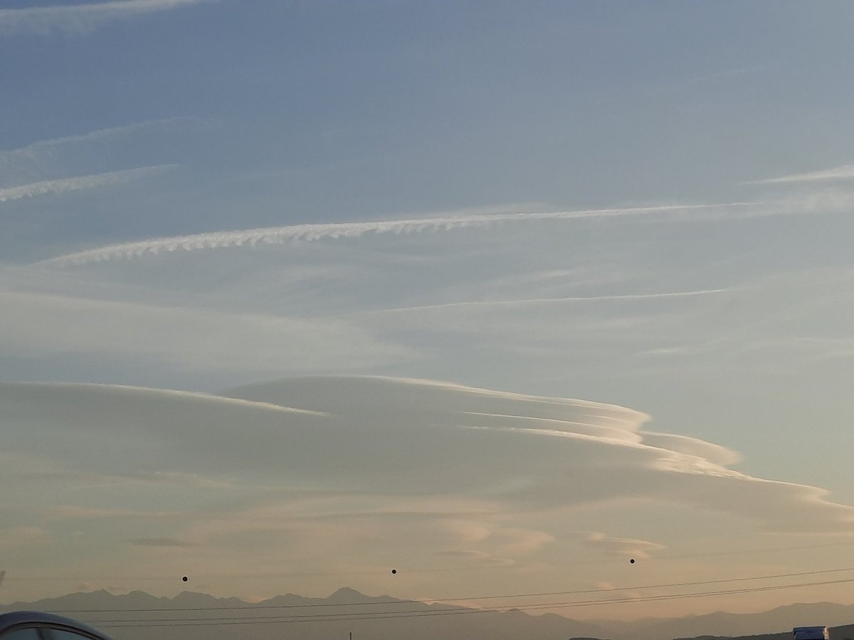 twisterdeva's tweet photo. Lenticular clouds above Retezat mountains in Romania #StormHour https://t.co/kzOWWejo2I