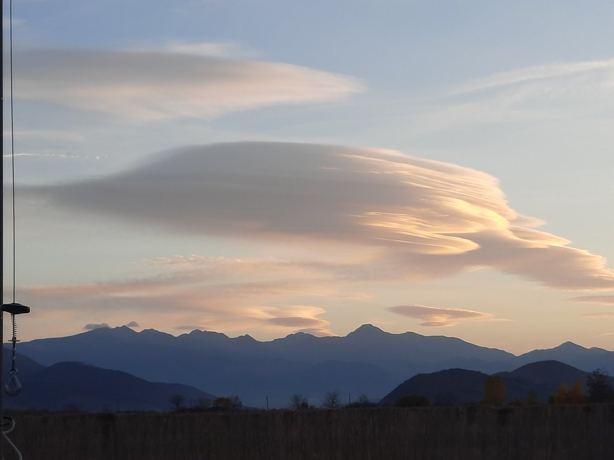 twisterdeva's tweet photo. Lenticular clouds above Retezat mountains in Romania #StormHour https://t.co/kzOWWejo2I
