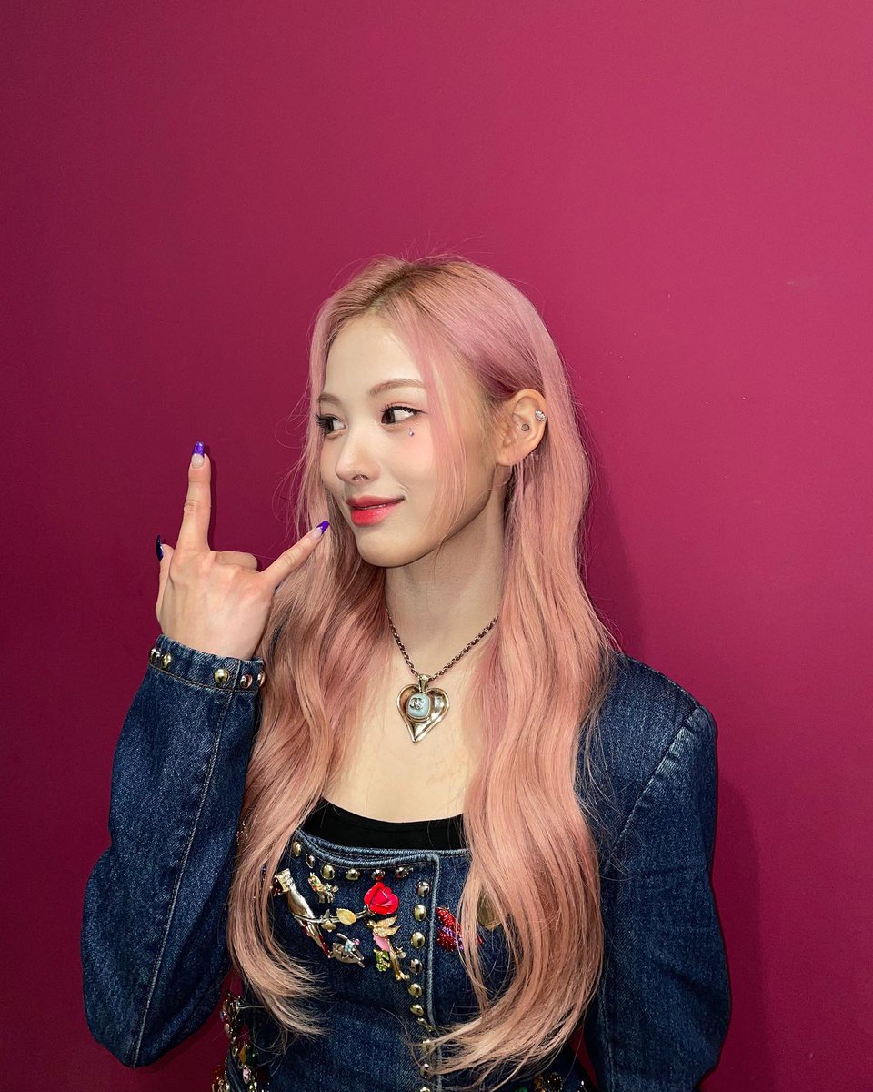 daymixx_'s tweet photo. Me preparé para ver a mi princesita Ari en @Yummy_9irls⁩ porque yo soy su mejor fan y debía de estar en el ⁦#𝔽aꪀƈyꕥᴅʙ⁩, además me enteré que por el ⁦#𝐘ummყೃ데뷔⁩ nos daban unos ricos dulces, y yo elegí estos ricos macarones. 🤭

— ☀️𝑮𝒐𝒐𝒅 𝒅𝒂𝒚 𝒘𝒊𝒕𝒉 𔘓𝑰𝒗𝒆𔘓 https://t.co/3giCBGu2Y7