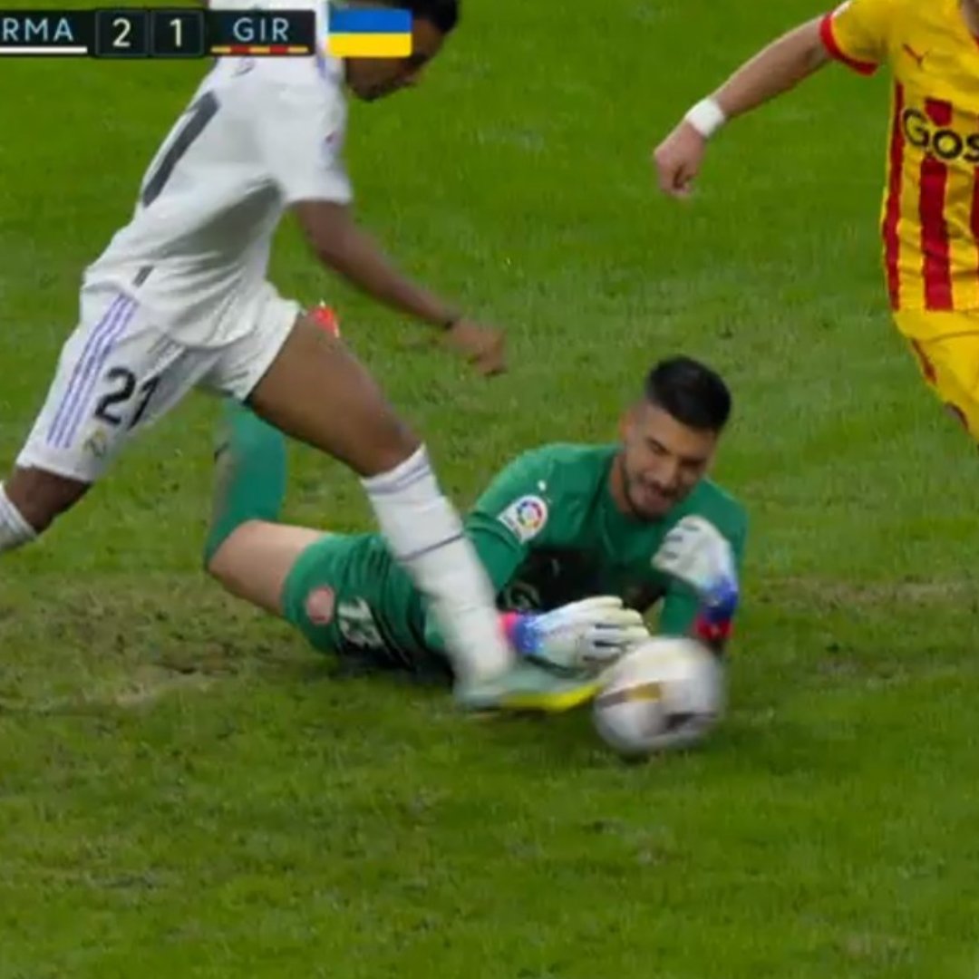 diarioas's tweet photo. 🤔 ¿Está bien anulado este gol al Madrid por falta al portero? https://t.co/4c8pRhGiNw
