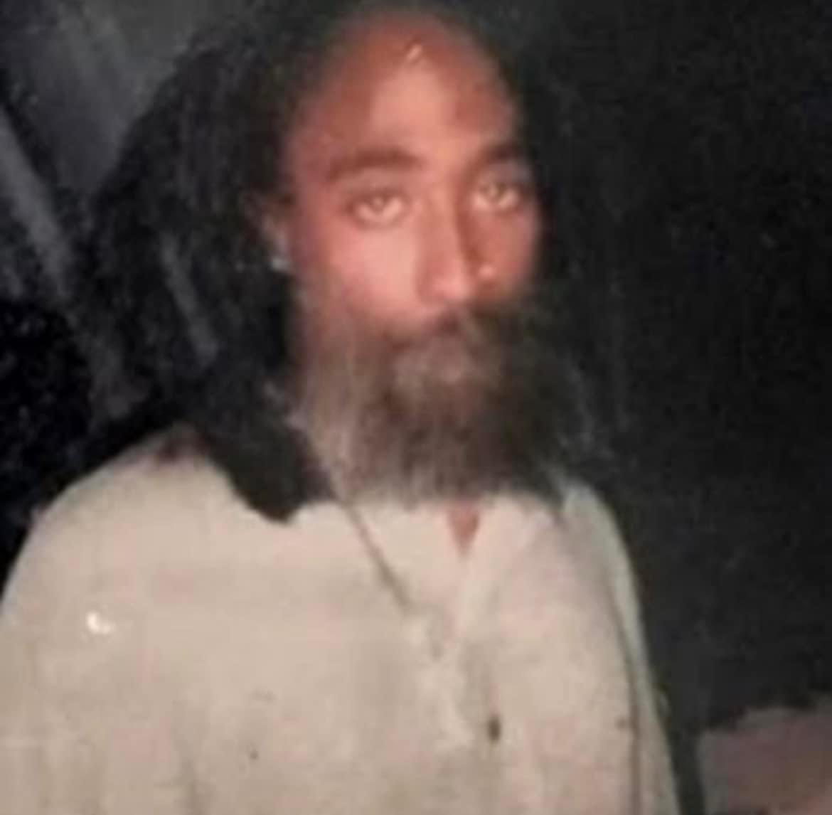 worldblog6's tweet photo. Either Tupac is still alive in 2022 or this is amazing photoshop work 😳 https://t.co/jgFxTZY3rZ
