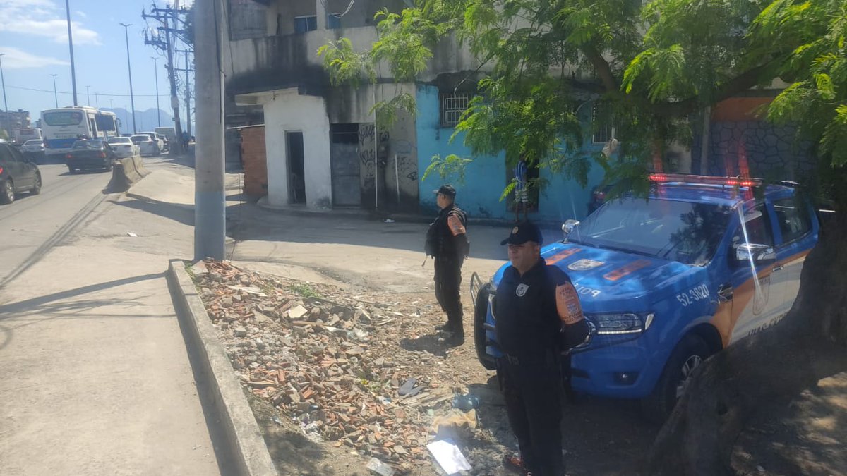 PMERJ's tweet photo. Equipes do #BPVE realizam policiamento ostensivo na Av. Brasil, altura do Morro do Chaves, em #BarrosFilho.
#Eleicoes2022 #PMERJ #ServireProteger https://t.co/BOr6U5BDi1