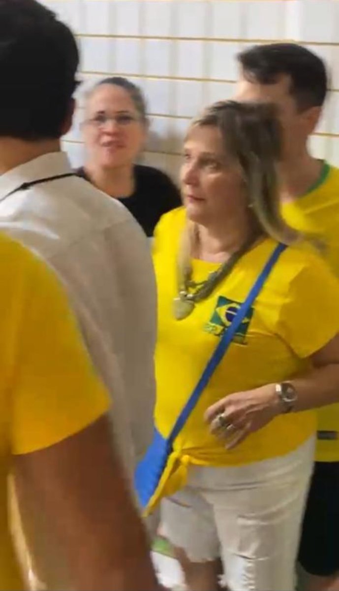 PauloNassar's tweet photo. FUI AGREDIDO POR BOLSONARISTA ENQUANTO ESTAVA TRABALHANDO
Estava trabalhando como advogado no Colégio Santa Catarina quando fui xingado e empurrado por essa cidadã de bem.
O motivo: solicitei a retirada de 2 fiscais do PL que estavam descumprindo com as normas do TSE https://t.co/F0nU0jxJOO