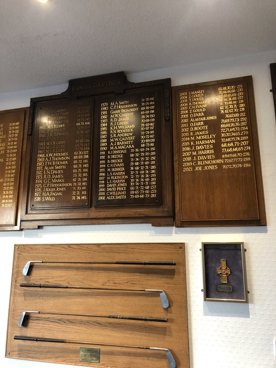 Nice few holes <a href="/royalstdavidsgc/">Royal St.David's GC</a> in perfect evening sunshine! Bolthole for a couple of days before back to Cae Ras Tuesday 🏴󠁧󠁢󠁷󠁬󠁳󠁿 Can’t believe this was 10 summers ago <a href="/davidboote123/">David Boote</a> (some good names on there!) #GoldX