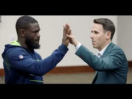 VIDEO: Oz Pearlman Performed Mentalism Tricks On Seahawks Players And Their Reactions Are Hysterical barstoolsports.com/blog/3441732/v…