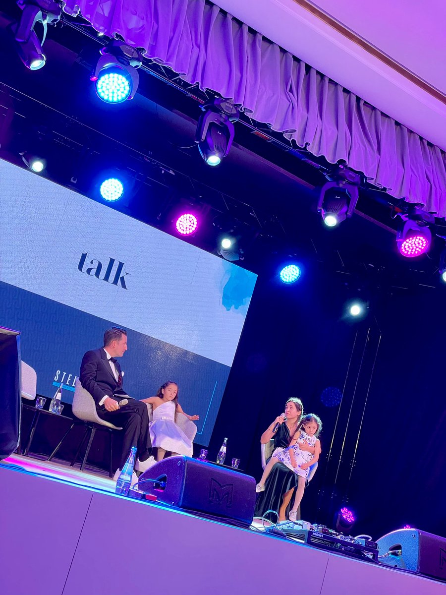 Eine emotionale #STELPgala22: Das Leid der Welt und das Feiern des Lebens ganz nah beieinander. Besonders berührend die Perspektiven von <a href="/waadalkateab/">Waad Al-Kateab</a> mit ihren Kindern zu erleben.. und gemeinsam mit #STELP den Fokus zu legen auf Hilfe dort wo sie benötigt wird ♥️ #StuttgartHelps