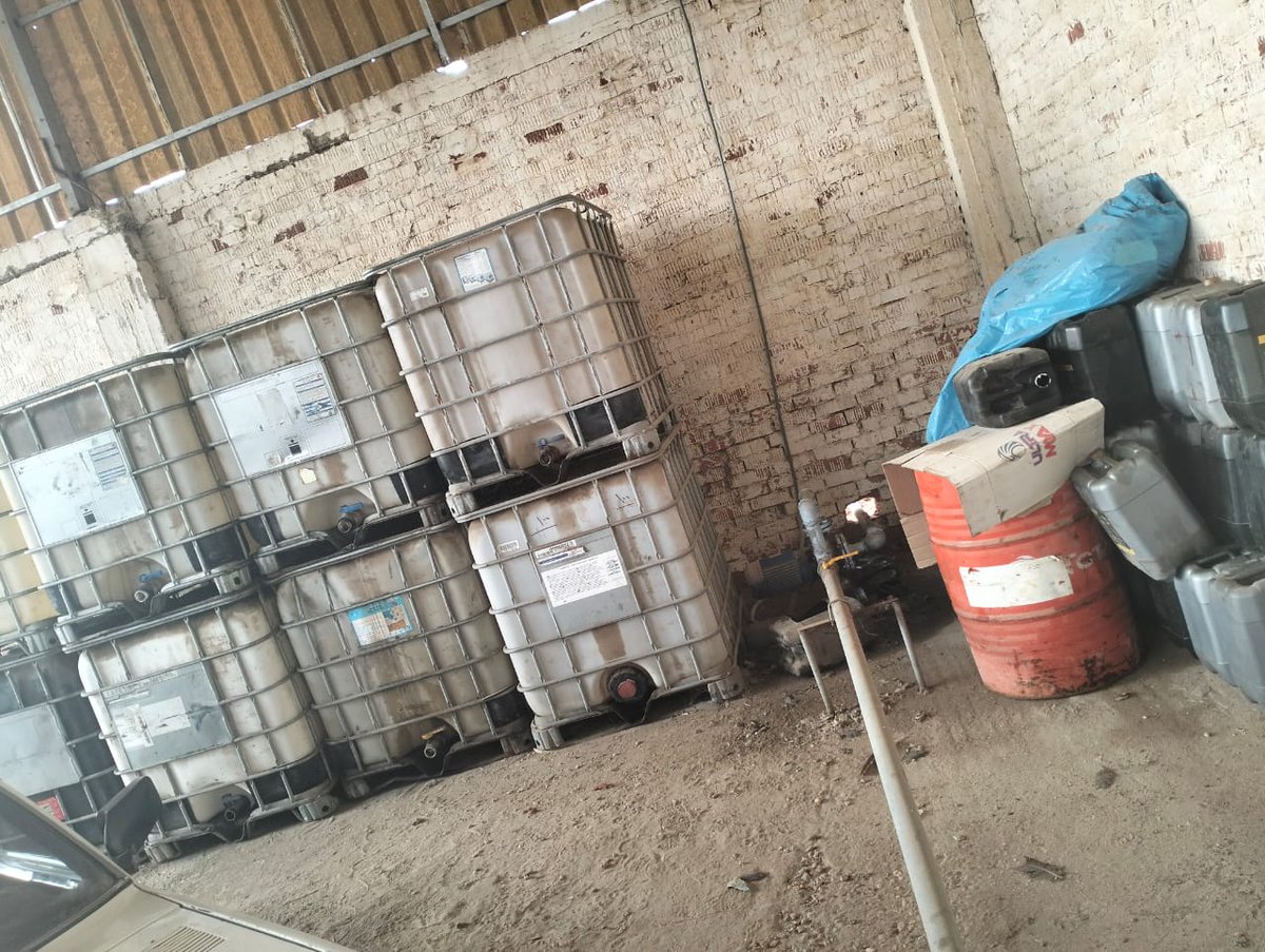 (جهاز حماية المستهلك يقوم بضبط مصنع  لإعادة وتدوير زيوت محركات السيارات بنطاق محافظة الدقهلية وضبط 12000 لتر زيت )

#جهاز_حماية_المستهلك