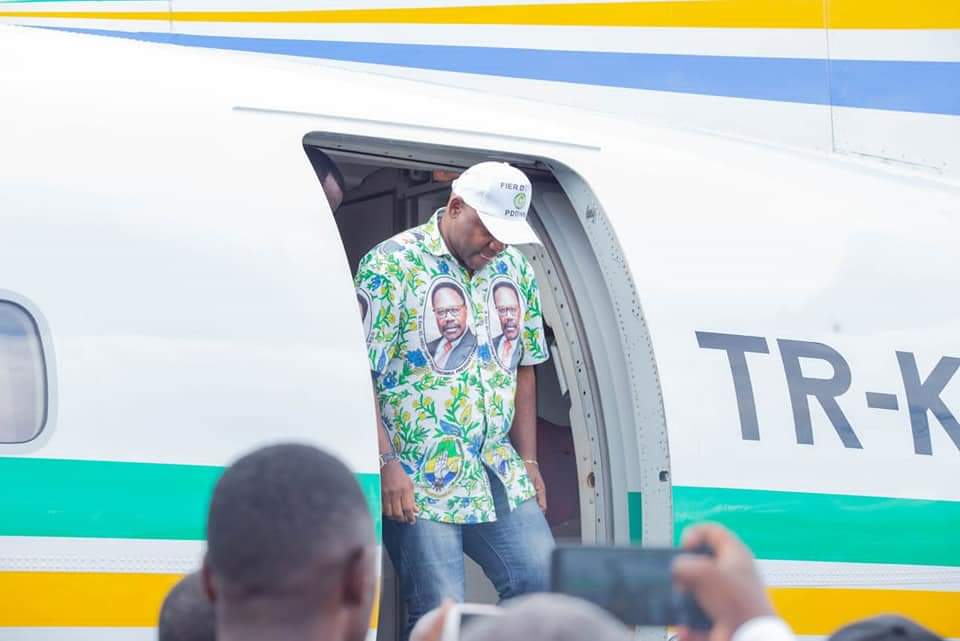 LongaNanette's tweet photo. Arrivée du SG dans la province de l'Ogooué-Lolo

Accompagnée des cadres de la province ,en tant que MBP , j'ai été vendredi 28 octobre 2022 à l'aéroport Mabimbi de Koulamoutou, pour accueillir chaleureusement le Camarade Secrétaire Général,  @NzeghoDieko et sa délégation. https://t.co/9YcGrGiCbC