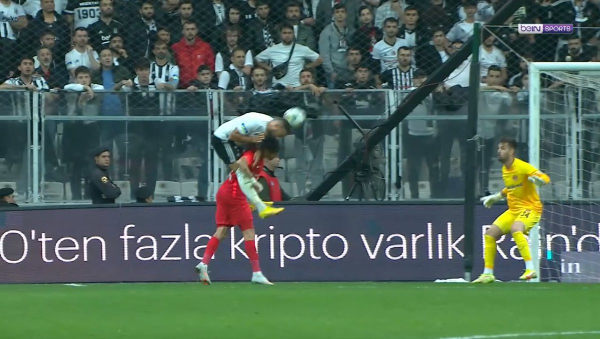 Beşiktaş Ümraniyespor maçının hakem hataları:

1.Pozisyonda Kırmızı kart çıkmadı.
2. ve 3. Pozisyon Beşiktaş'ın 4.golünden önceki pozisyonlar hem ofsayt hem faul var gol kararı skandal.