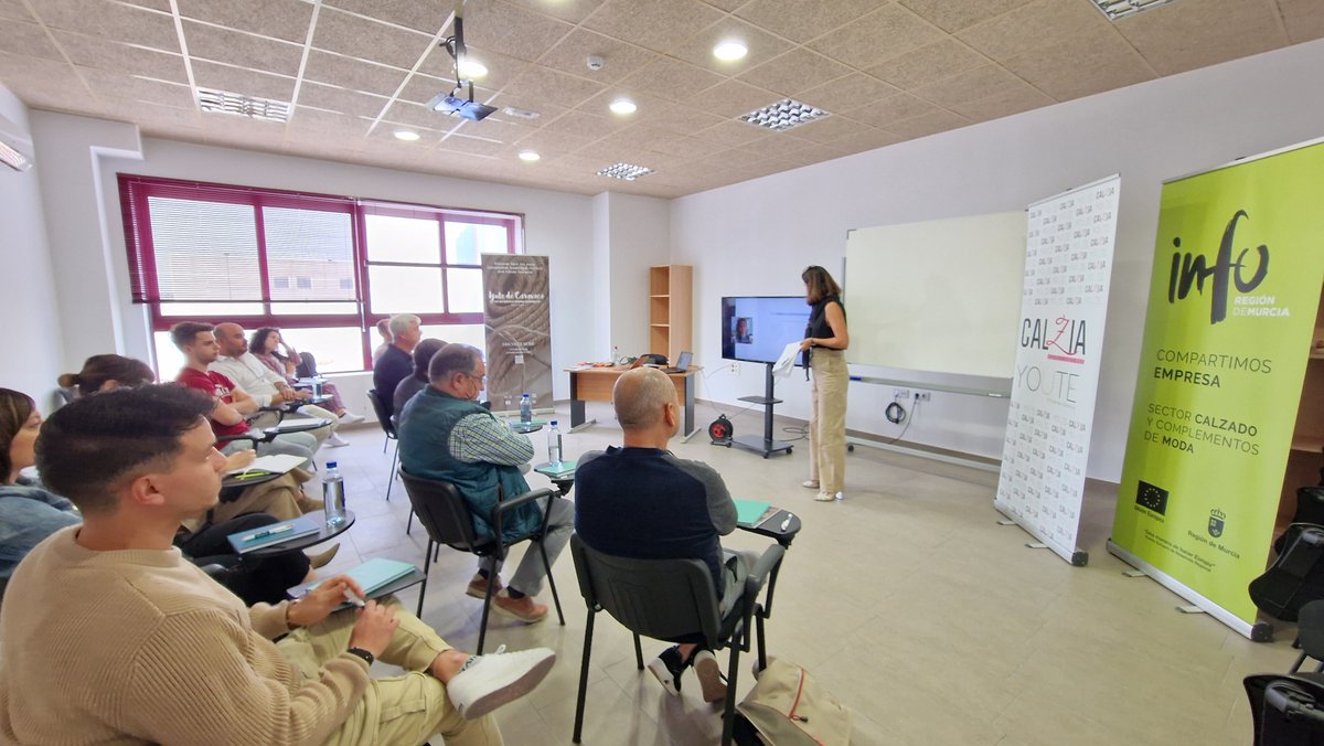 La formación a nuestras empresas es prioritaria. Esta semana organizando un seminario sobre estrategia comercial y ferial en Francia para mejorar el posicionamiento de nuestro #calzado #moda #complementos. Muchas gracias #DrivenAssociates <a href="/infoRMurcia/">Instituto de Fomento</a> 
 #ShoesFromSpain #fashion