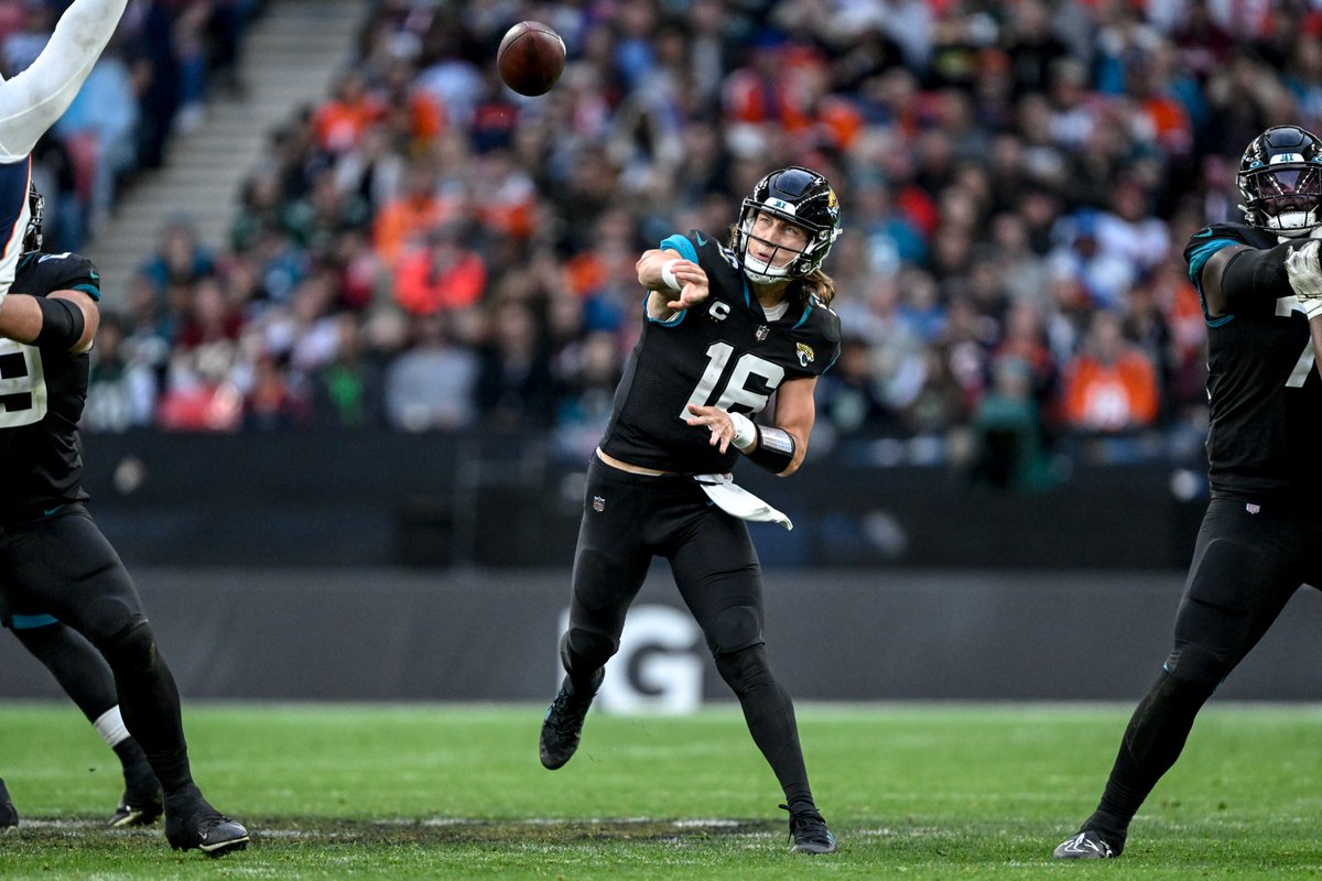 CBSSportsHQ's tweet image. Trevor Lawrence: 5-20 career record 

That's the worst among QBs drafted No. 1 overall through 25 career starts in Common Draft Era.