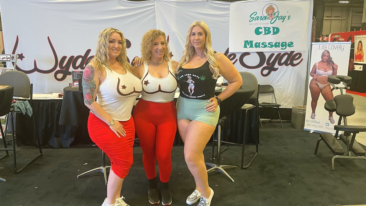 SaraJayXXX's tweet photo. Me @HotAssHollywood &amp; @Lila_lovelyxxx at @EXXXOTICA 

Lila gave some amazing @sarajaycbd massages 💚 https://t.co/QJLLptjsWs