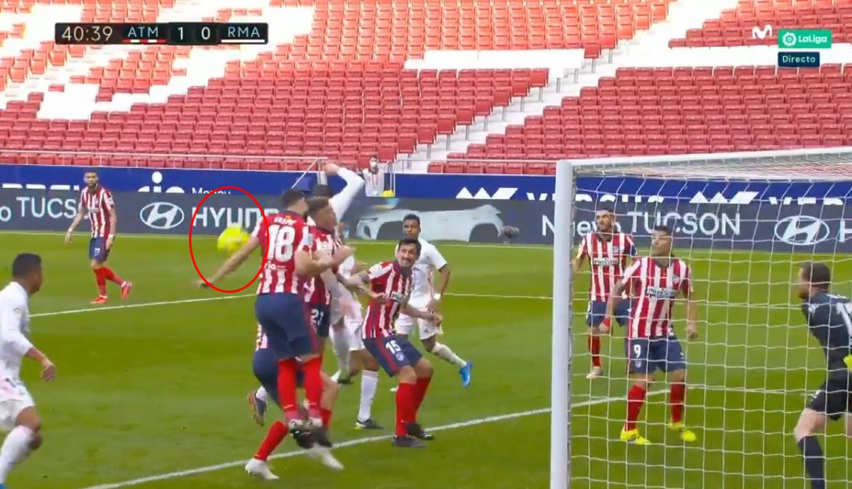 Koalangello's tweet photo. Una de estas jugadas se ha pitado como penalti y otra no.

Y una costó un título de liga. https://t.co/U0niHAIO93