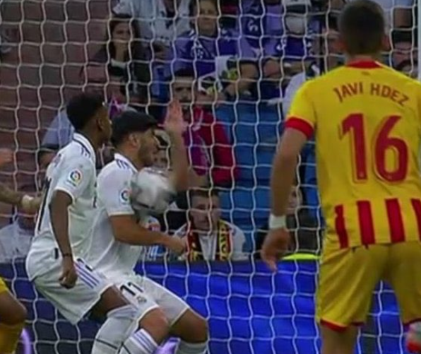 Koalangello's tweet photo. Una de estas jugadas se ha pitado como penalti y otra no.

Y una costó un título de liga. https://t.co/U0niHAIO93