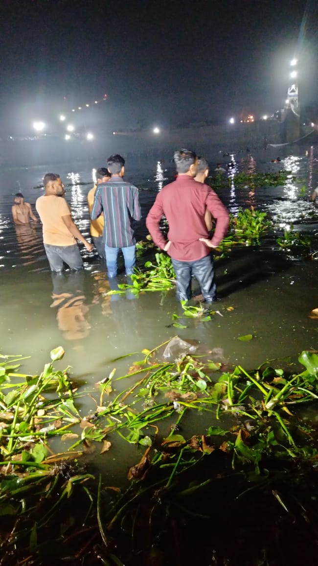 IYC's tweet image. The @IYCGujarat workers work relentlessly with the locals, cooperating with the administration to execute the rescue work.

#GujaratMorbiCollapse