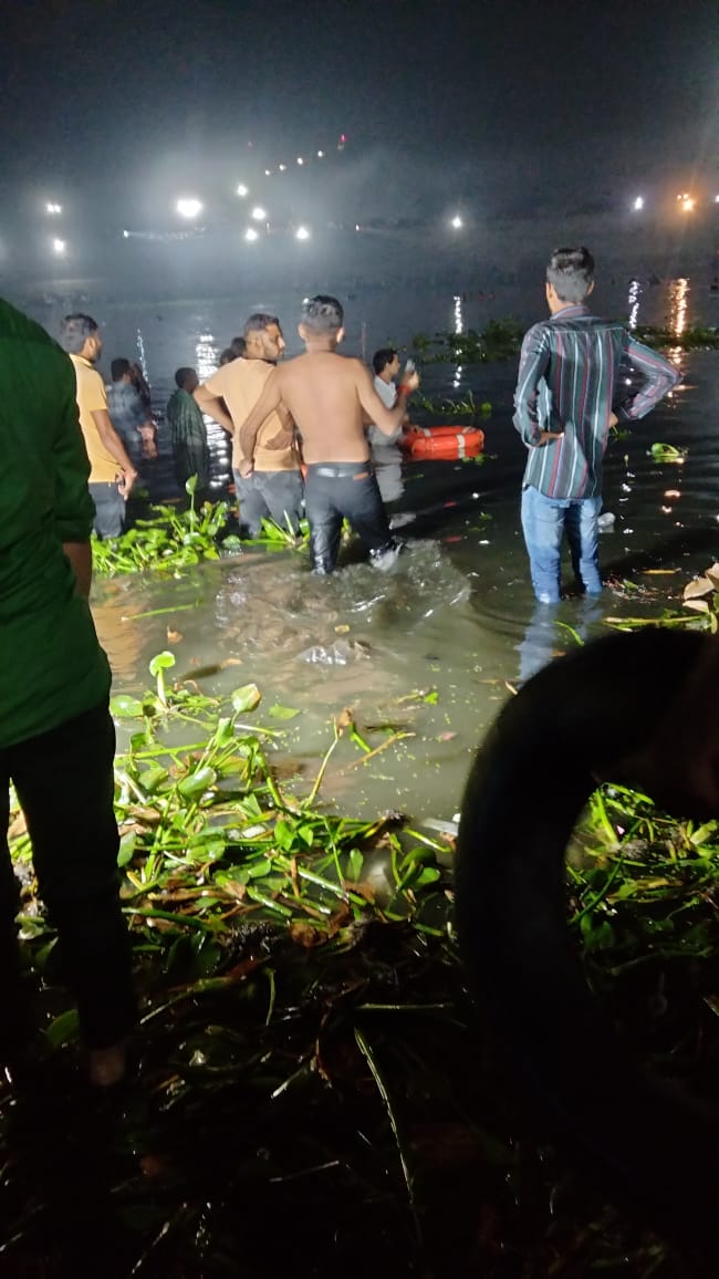 IYC's tweet image. The @IYCGujarat workers work relentlessly with the locals, cooperating with the administration to execute the rescue work.

#GujaratMorbiCollapse