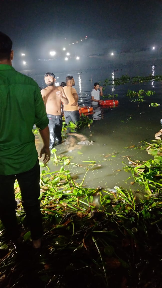 IYC's tweet image. The @IYCGujarat workers work relentlessly with the locals, cooperating with the administration to execute the rescue work.

#GujaratMorbiCollapse