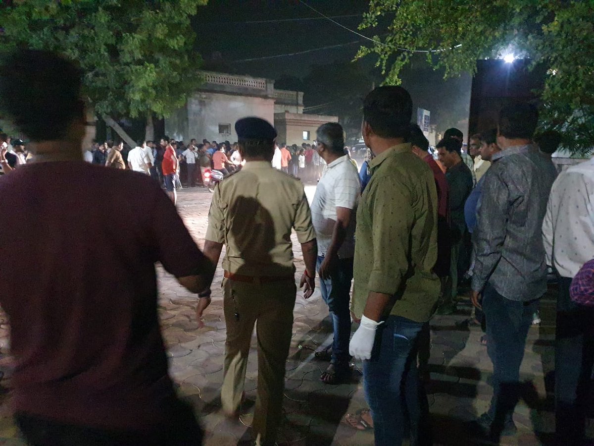 IYC's tweet image. The @IYCGujarat workers work relentlessly with the locals, cooperating with the administration to execute the rescue work.

#GujaratMorbiCollapse