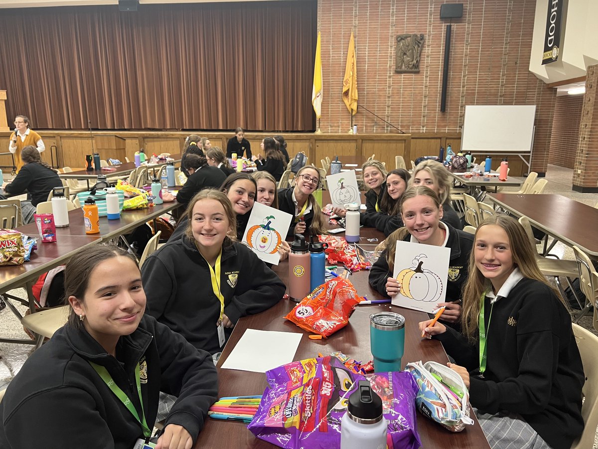 PaduaMediaGroup's tweet photo. Sisterhood Sunday! Senior Big Sisters and their Freshmen Little Sisters participated in a Halloween activity together. It was a great way to get into the spooky spirit and get to know their Padua sister! https://t.co/l9OZLBvk6V